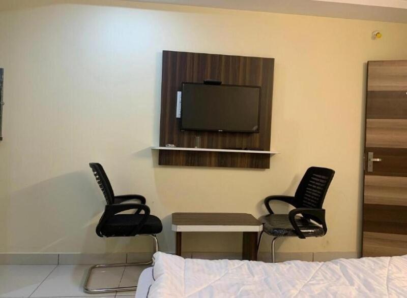 Oyo Flagship 80855 Hotel R Grand Виджаявада Экстерьер фото