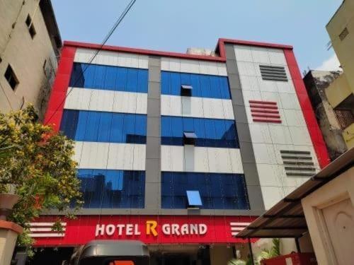 Oyo Flagship 80855 Hotel R Grand Виджаявада Экстерьер фото